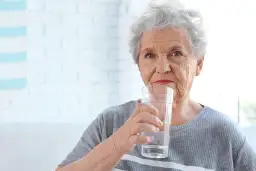 Jak skutecznie radzić sobie z odwodnieniem u starszej osoby?