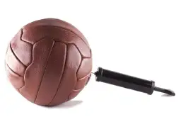 Jak wyjąć igłę z piłki bez ryzyka uszkodzenia wentyla?