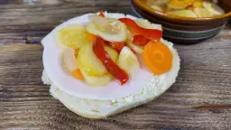 Kanapka z szynką i warzywami w zalewie, idealna do przygotowania sałatki szwedzkiej.