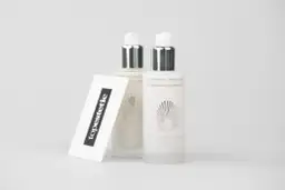 Szukasz pomysłu, co kupić na Węgrzech? Kosmetyki Omorovicza to luksusowy wybór. Dwie buteleczki emulsji na białym tle.