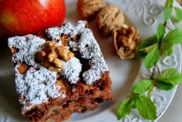 Prosty przepis na ciasto salceson z bakaliami, które zachwyca smakiem