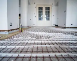 Ile cm wylewki na styropian? Uniknij kosztownych błędów w budowie