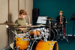 Ile trwa nauka gry na perkusji? Poznaj czynniki wpływające na czas nauki