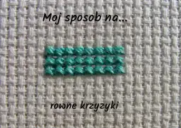 Mój sposób na... równe krzyżyki. Wzorzysta tkanina z turkusowymi ściegami, pokazująca jak zrobić ścieg krzyżykowy krok po kroku.