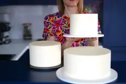 Jak pokroić tort piętrowy, aby zachować jego idealny kształt?