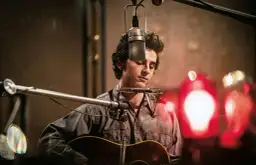 Kto śpiewa w filmie Johnny? Poznaj wykonawców i utwory