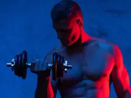 Ile czasu przed treningiem brać przedtreningówkę, by nie stracić energii?