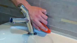 Silikon na fugę to błąd! Jak prawidłowo uszczelnić łazienkę?