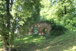 Ruiny zamku w Dąbrówce: historia, tajemnice i atrakcje turystyczne