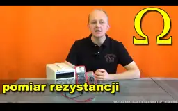 Mężczyzna prezentuje mierniki i zasilacz, omawiając pomiar rezystancji. Symbol Omegi, jednostka rezystywności, widoczny w tle.
