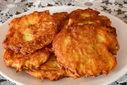 Idealne surówki do placków ziemniaczanych, które zachwycą Twoje podniebienie