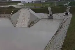 Po co zbiorniki wodne przy autostradach? Kluczowe funkcje i korzyści