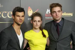 Aktorzy z filmu "Zmierzch" pozują do zdjęć. Taylor Lautner, Kristen Stewart i Robert Pattinson.