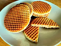 Stos słodkich stroopwafel, idealnych jako pamiątka, co można przywieźć z Holandii.