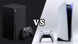 Xbox Series X i PS5 obok swoich kontrolerów, z napisem "VS" pośrodku.