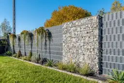 Czym zakryć ogrodzenie z siatki, aby poprawić prywatność i estetykę?