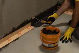 Izolacja przeciwwilgociowa a przeciwwodna: Wybierz mądrze i chroń dom!