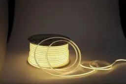 Zwijany przewód do oświetlenia LED 230V, gotowy do montażu.