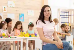 Kto może prowadzić zajęcia rewalidacyjne z dzieckiem z zespołem Aspergera? Sprawdź ważne kwalifikacje