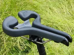 Siodełka rowerowe na długie trasy – uniknij bólu i ciesz się komfortem