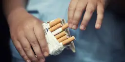 Palenie w hotelu: Kara, przepisy i legalne alternatywy