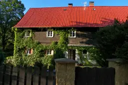 Gdzie szukać noclegu, aby uniknąć drogich pułapek i znaleźć okazje