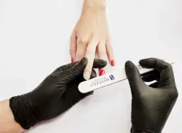 Jak bezpiecznie zdjąć paznokcie żelowe/akrylowe w domu? Poradnik