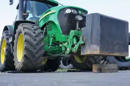 Jak dobrać balast do ciągnika, aby uniknąć problemów z stabilnością