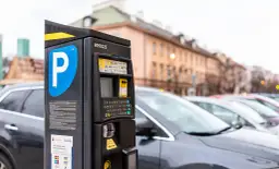 Ile zapłacisz za parkowanie na chodniku? Mandaty i kary w Polsce