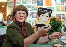 Małgorzata Musierowicz, autorka książki "Czarna polewka", o kłamczusze i kwiatach kalafiora, uśmiecha się do obiektywu.