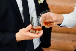 Ile whisky na wesele? Oblicz precyzyjnie i oszczędź!