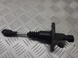 Pompa sprzęgła samochodowa na metalowym tle.