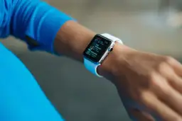 Smartband a smartwatch – jakie są różnice, a jakie podobieństwa?