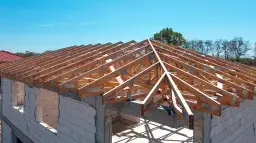 Czy deskować dach pod dachówkę ceramiczną? Oto korzyści i wady deskowania.