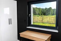 Jakie parapety wewnętrzne do ciemnych okien wybrać, aby zachwycić wnętrze?