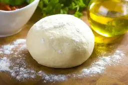 Ile piec pizzę na cieście drożdżowym, aby uniknąć zakalca?