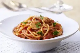 Pyszne spaghetti z piersi kurczaka – łatwy przepis na obiad