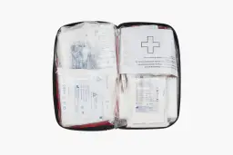 Zawartość apteczki samochodowej: bandaże, plastry, chusteczki. Wszystko, co powinna zawierać apteczka samochodowa, by zapewnić bezpieczeństwo w podróży.