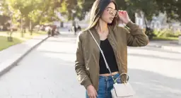 Kurtka bomberka: stylizacje na każdą okazję. Jak nosić modnie?