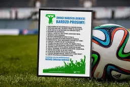 Piłka nożna to emocje! Plakat "Drogi Rodzicu (Kibicu) bardzo prosimy" przypomina, czy znasz zasady gry w piłkę nożną i jak wspierać dziecko.