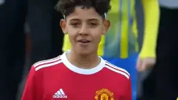 Młody piłkarz w czerwonej koszulce Manchesteru United, podobny do Cristiano Ronaldo. Ciekawe, ile lat ma Cristiano Ronaldo Jr. i czy też zostanie gwiazdą.