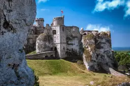 Ojczyzna w polskiej kulturze: Od matki do dekonstrukcji mitów