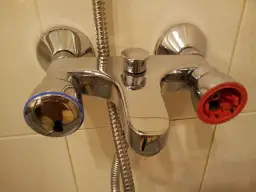 Jak wymienić uszczelkę w baterii prysznicowej? Oszczędź na hydrauliku!