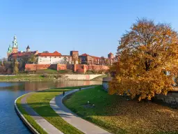 Jesień nad Wisłą, Wawel w tle. Idealne miejsce na tani wypad na weekend w Polsce.