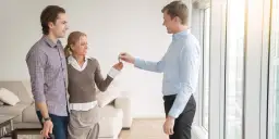 Wynajem mieszkania: Jak skutecznie pobierać opłaty i unikać problemów?