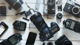 Zestaw sprzętu fotograficznego: lustrzanka na początek, obiektywy, lampy błyskowe i akcesoria.