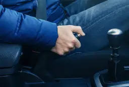 Cómo tensar freno de mano para evitar problemas de seguridad en tu coche