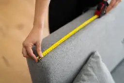 Jak uszyć pokrowce na kanapę? DIY krok po kroku nawet dla początkujących!