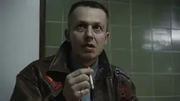 Władysław Pasikowski, reżyser filmu Kroll, w skórzanej kurtce, z papierosem w dłoni.