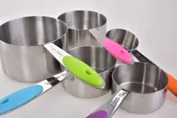 Zestaw metalowych miarek kuchennych z kolorowymi uchwytami.